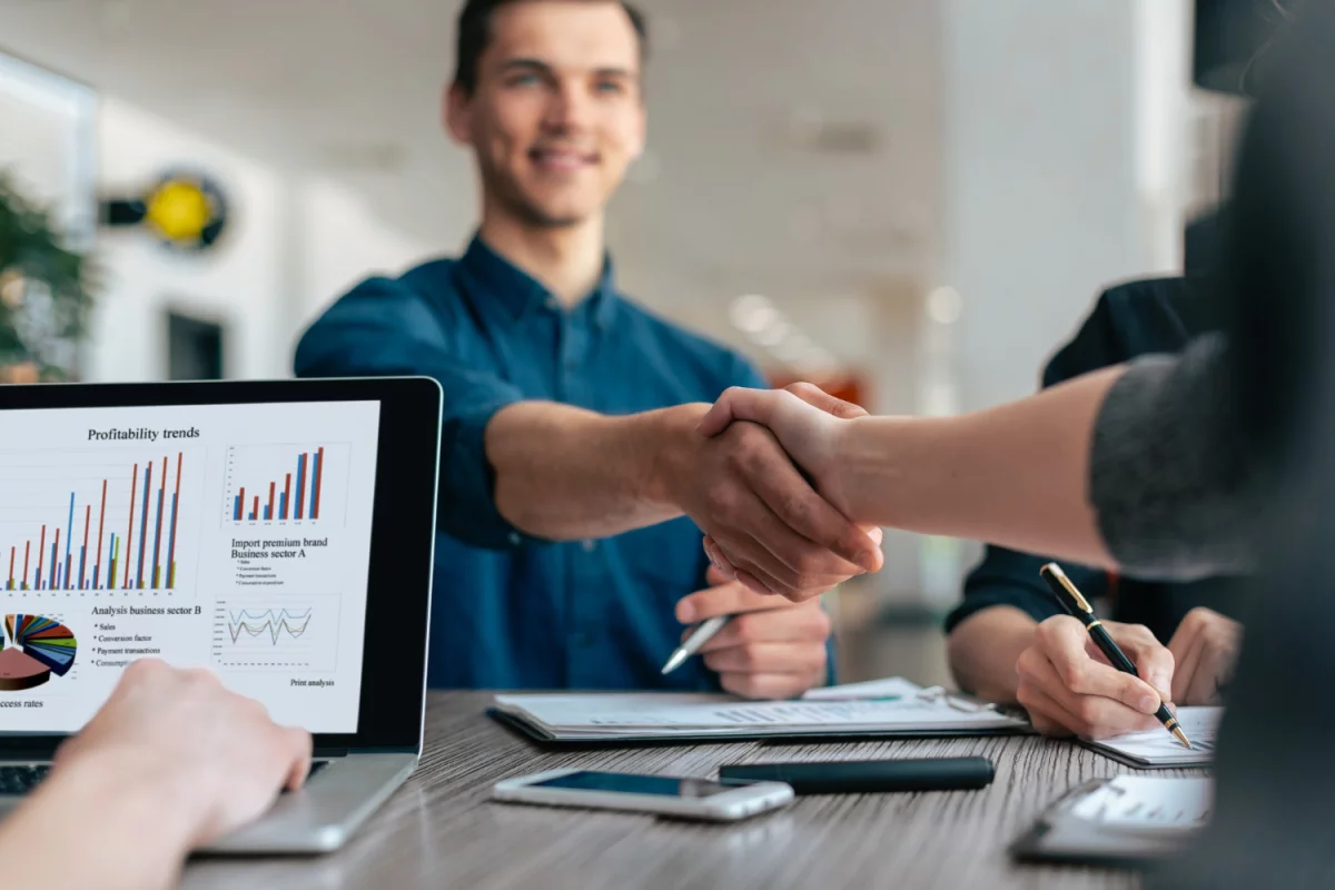 5 błędów przy wyborze mebli biurowych: jak dobrać biurko, krzesło i szafę do BHP, wymiarów i aranżacji open space, by uniknąć kosztownych poprawek